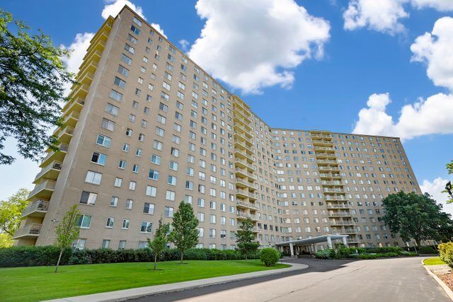 Property Photo: 7061 N Kedzie Avenue 814 IL 60645