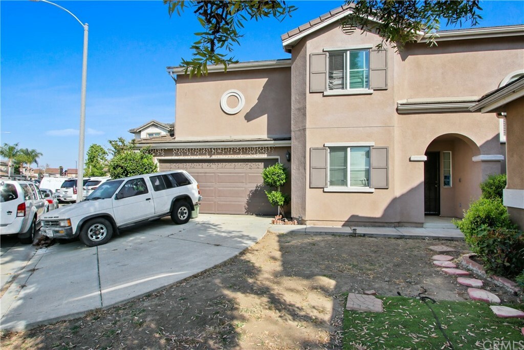 Property Photo: 868 W Kemp Court CA 90220