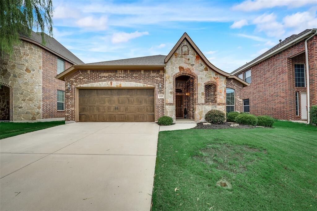 Property Photo:  1325 Realoaks Drive  TX 76131 