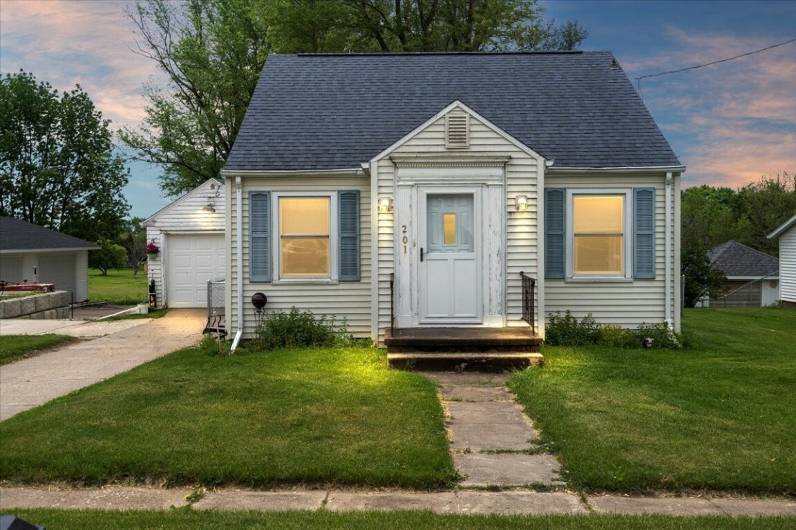 Property Photo:  201 South St  IA 52345 