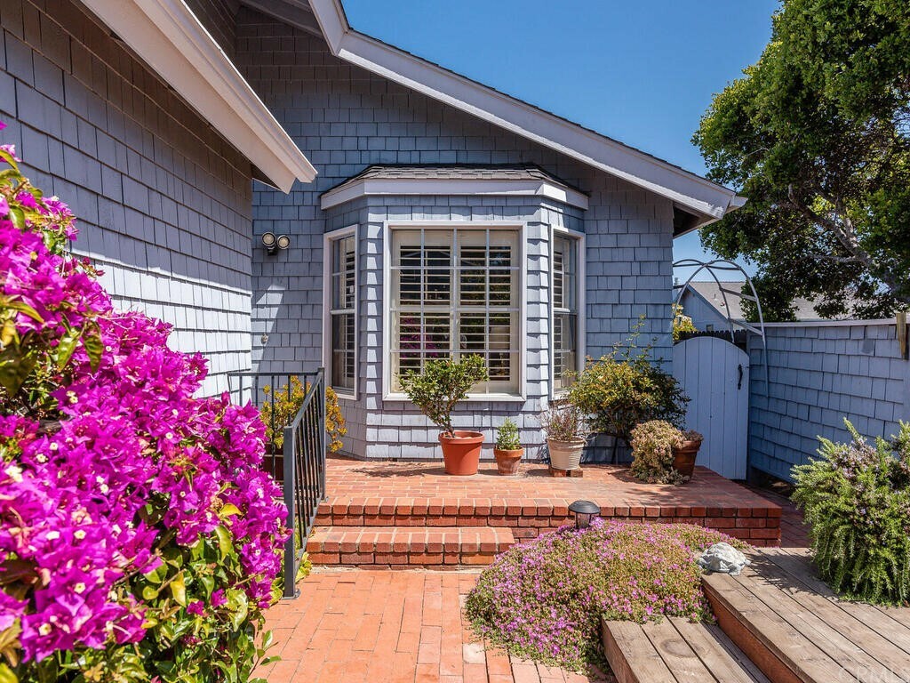 Property Photo:  364 N Court Street  CA 93402 