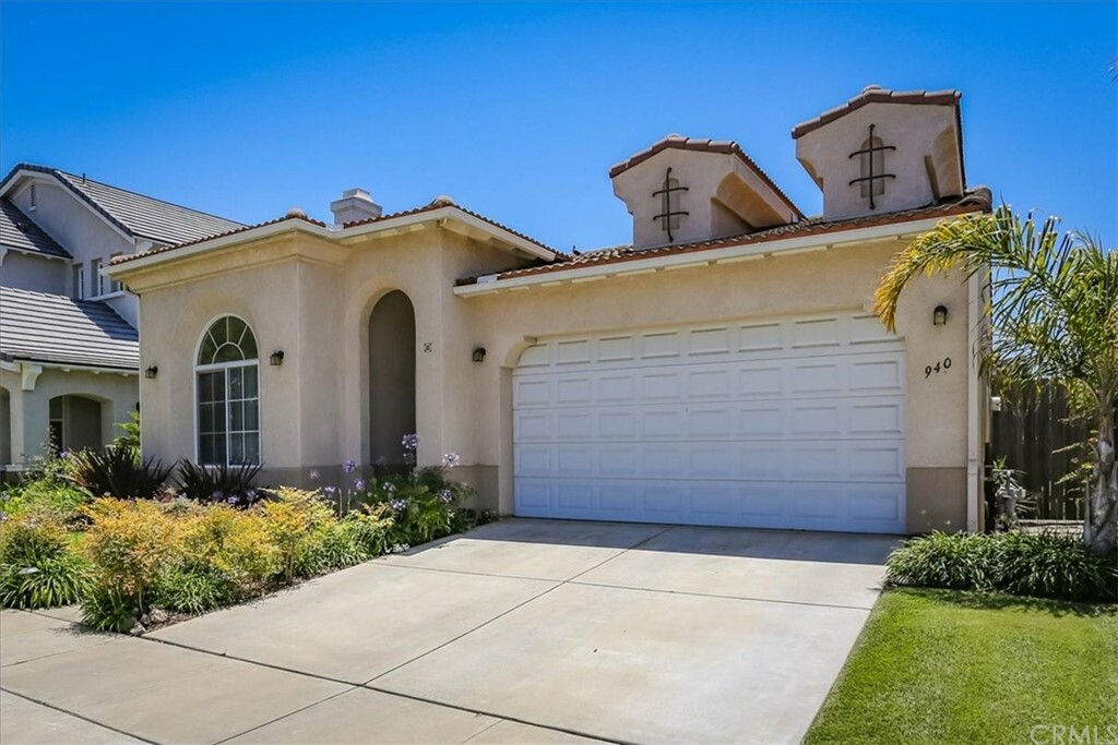 Property Photo:  940 Burgundy Court  CA 93458 