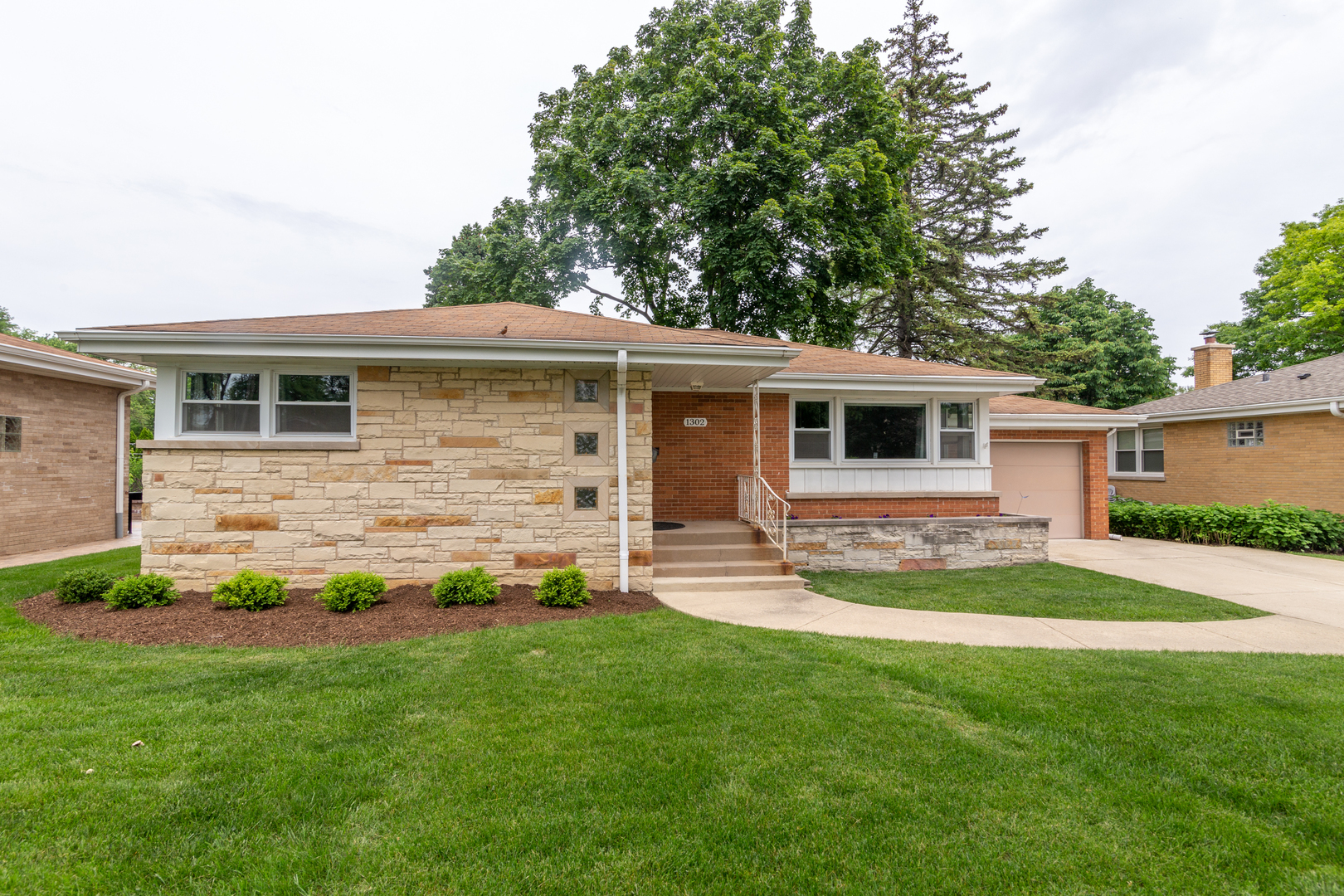 Property Photo:  1302 W Campbell Street  IL 60005 