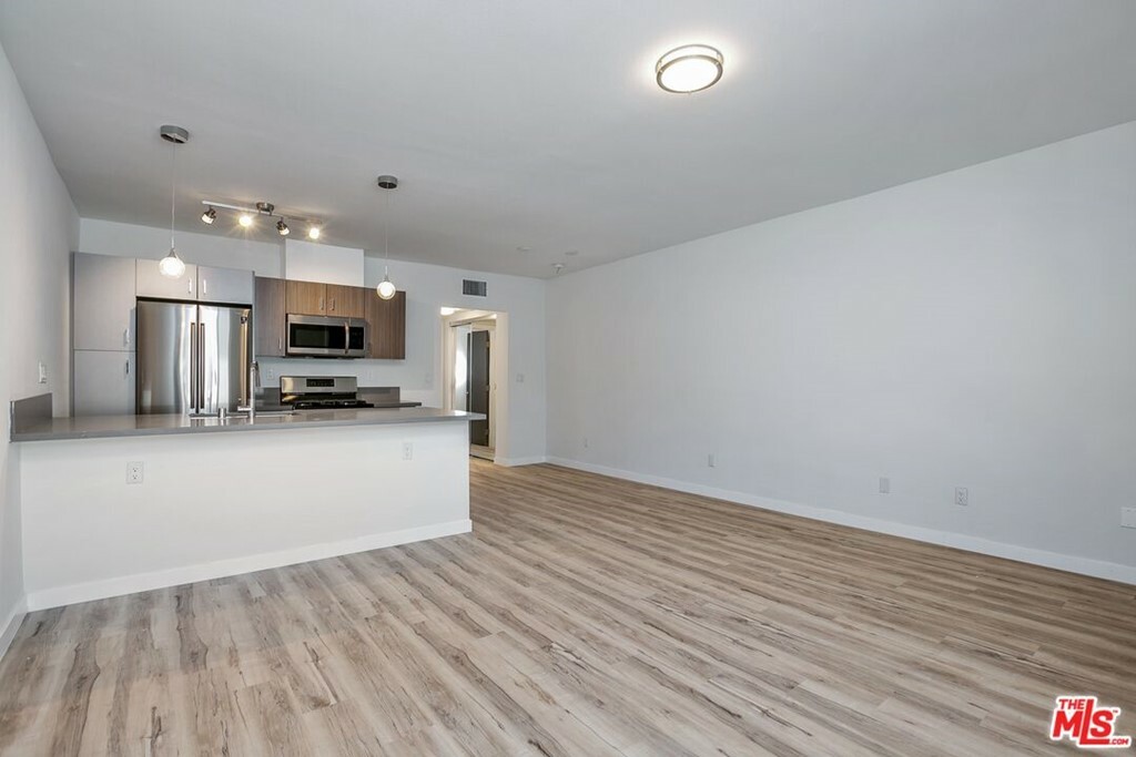 Property Photo:  6640 Woodley Avenue 206  CA 91406 