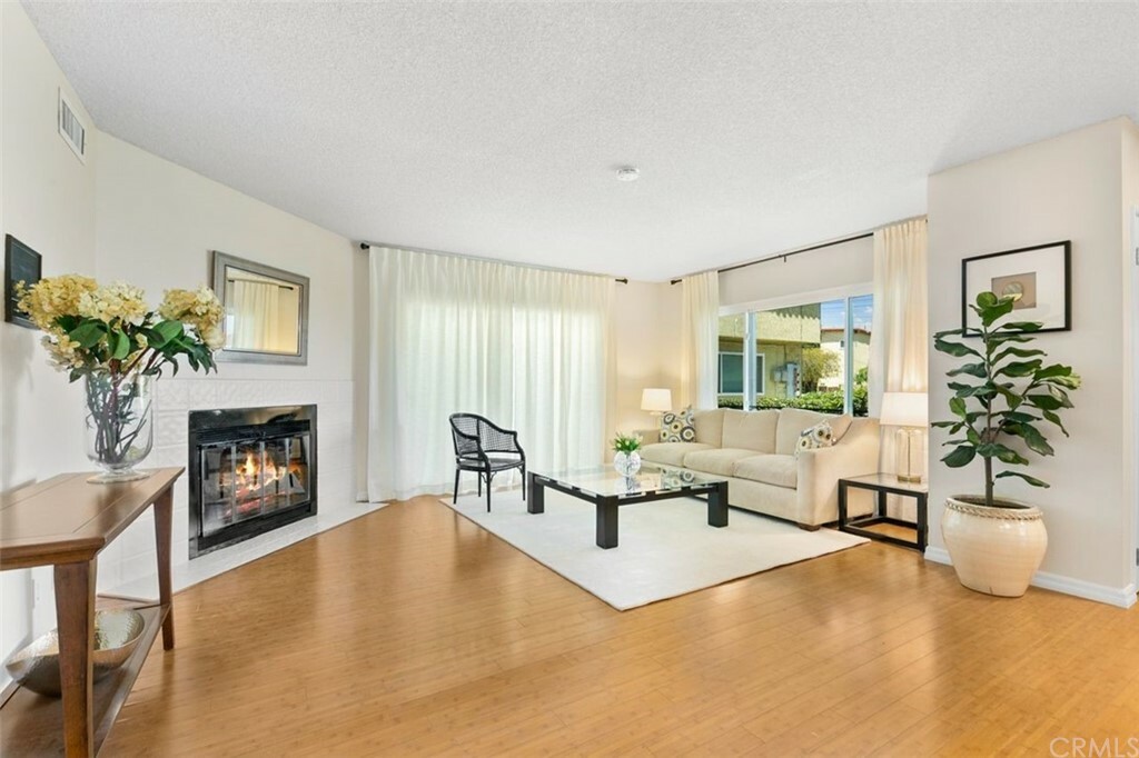 Property Photo: 2106 Robinson Street CA 90278