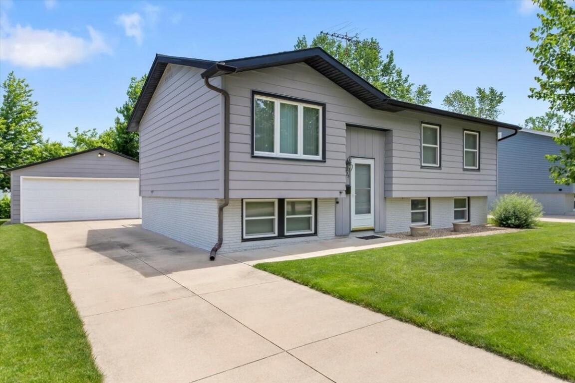 Property Photo:  4728 Sugar Pine Drive NE  IA 52402 