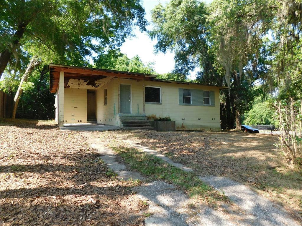 Property Photo:  905 SE 9th Place  FL 32601 