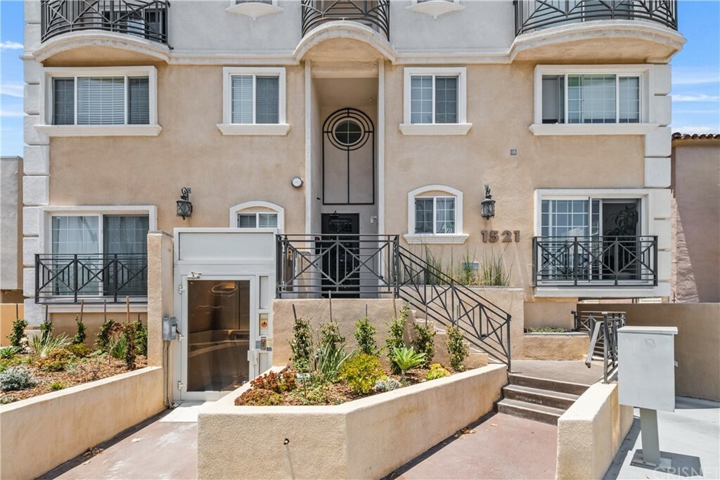 Property Photo:  1521 S Hayworth Avenue 102  CA 90035 