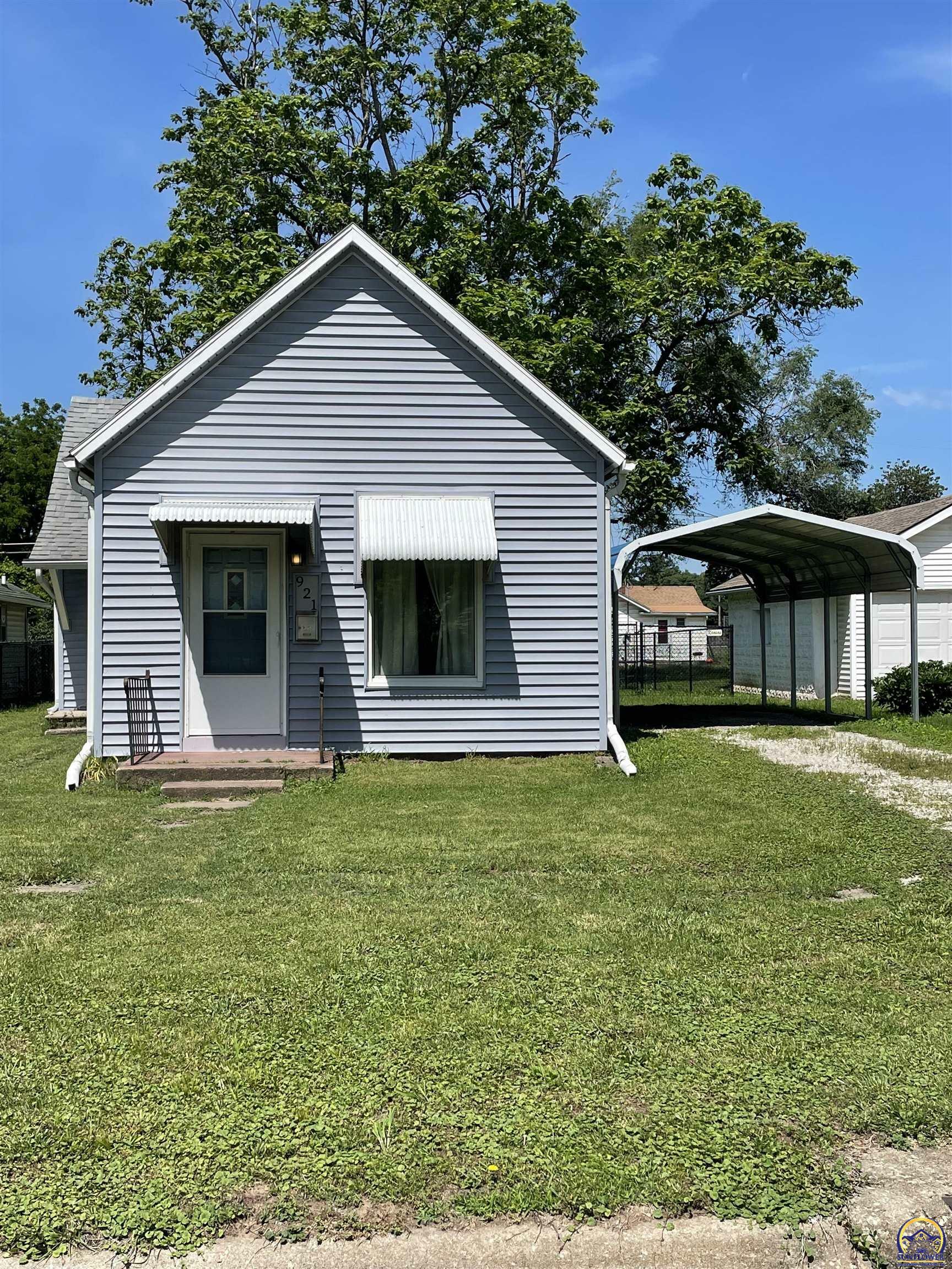 Property Photo:  921 NE Green St  KS 66616 