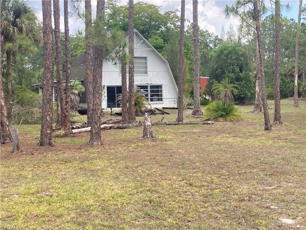 Property Photo: 2850 4th St NE FL 34120