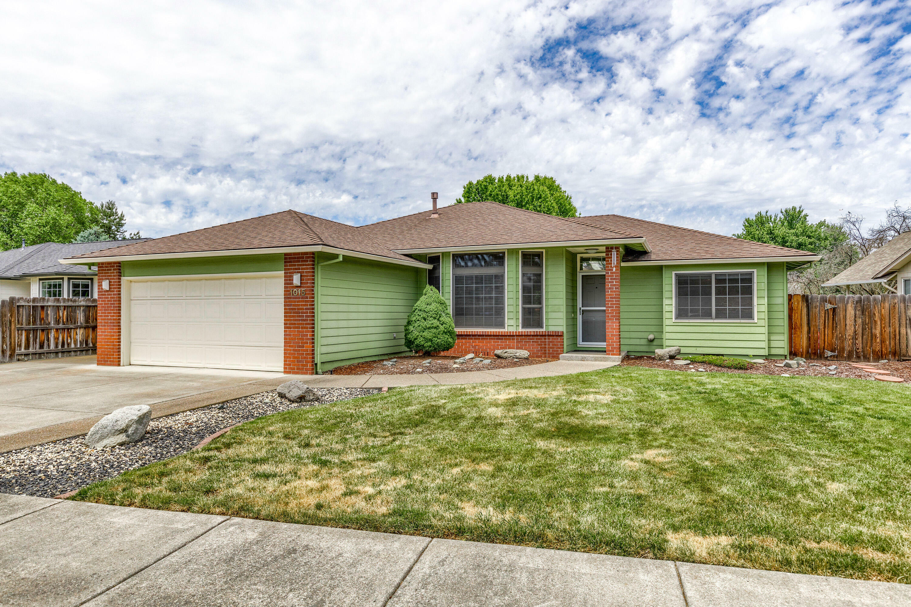 Property Photo: 1015 Fairfield Avenue OR 97502