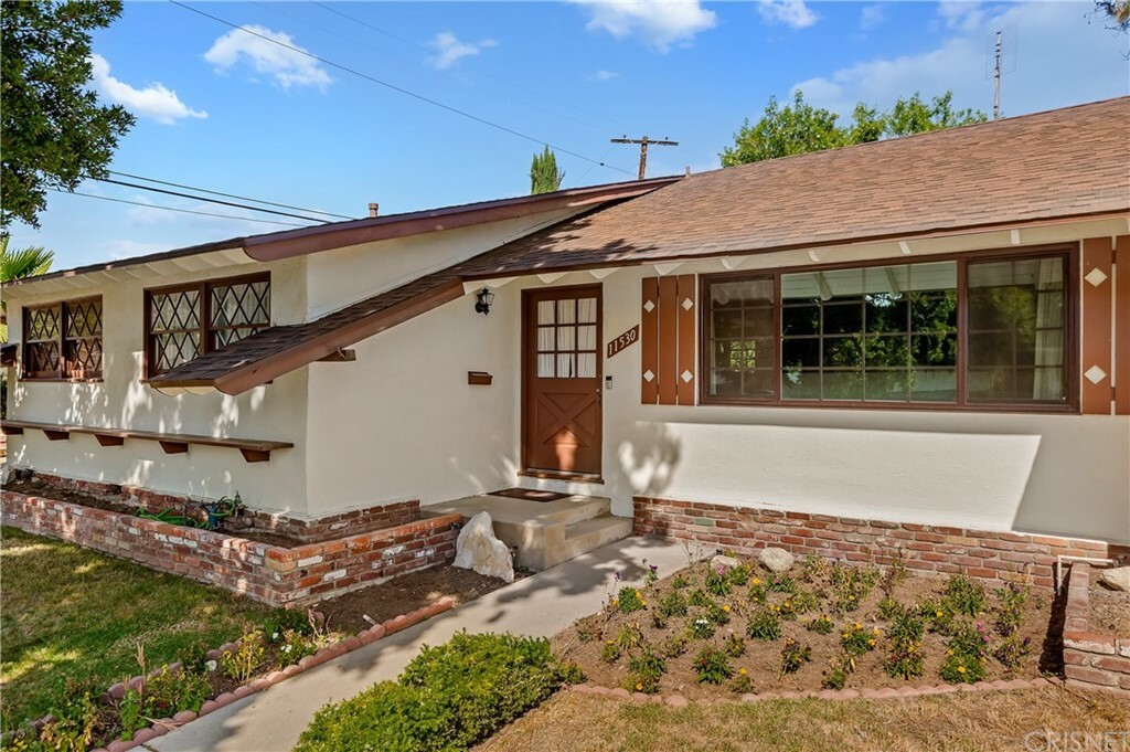 Property Photo:  11530 Swinton Avenue  CA 91344 