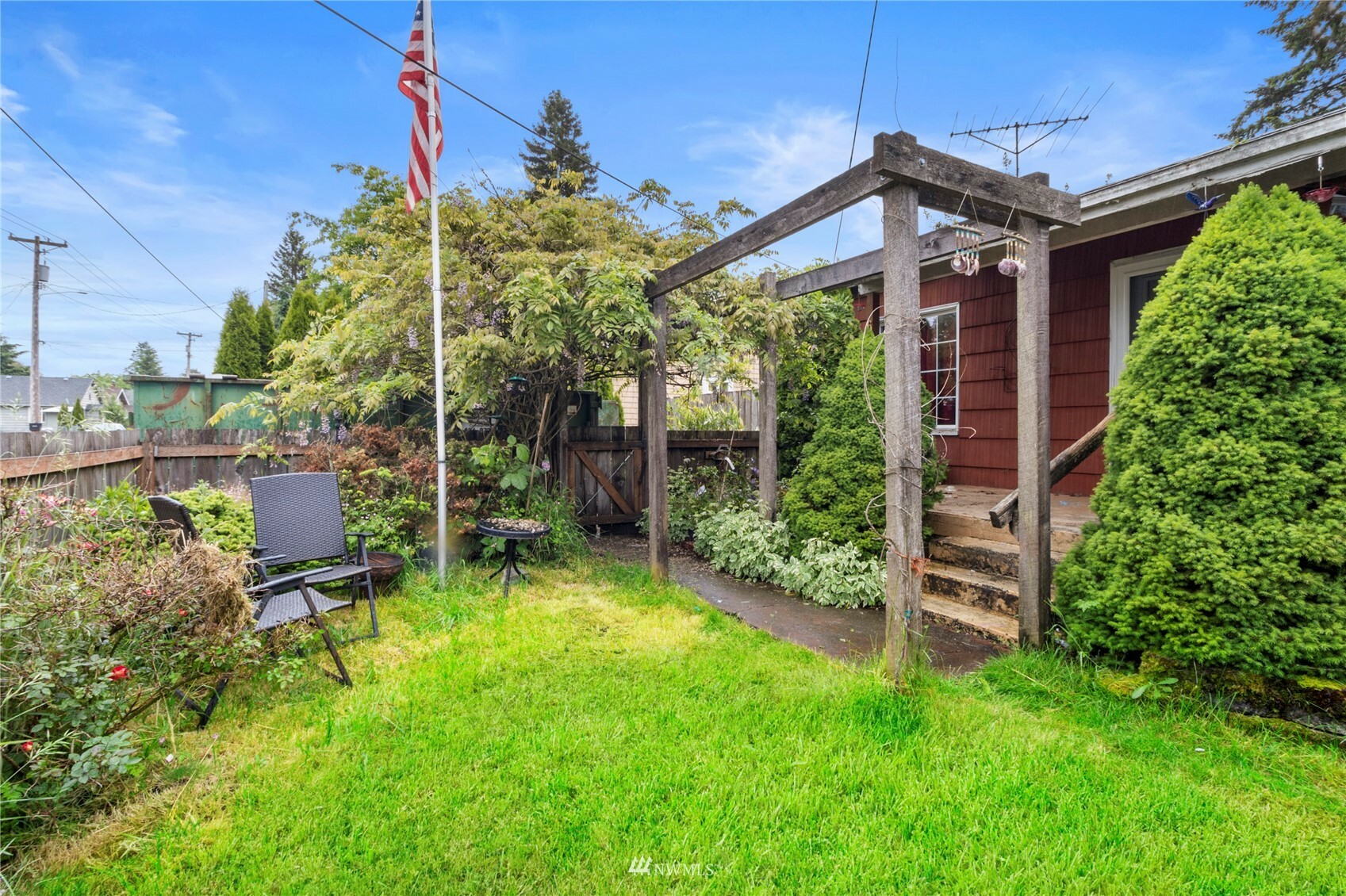 Property Photo:  619 Dearborn Avenue  WA 98584 