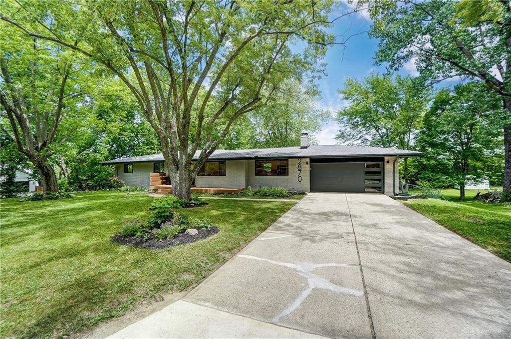 Property Photo: 2870 La Cresta Drive OH 45431