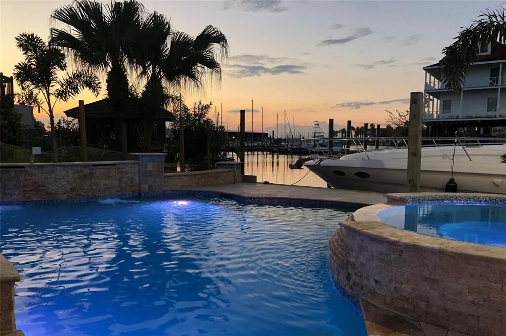 Property Photo:  1020 Aspen Road  TX 77565 