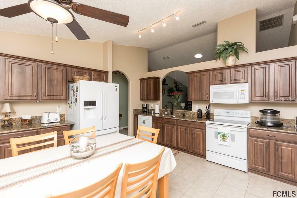 Property Photo: 14 Ulster Court FL 32164