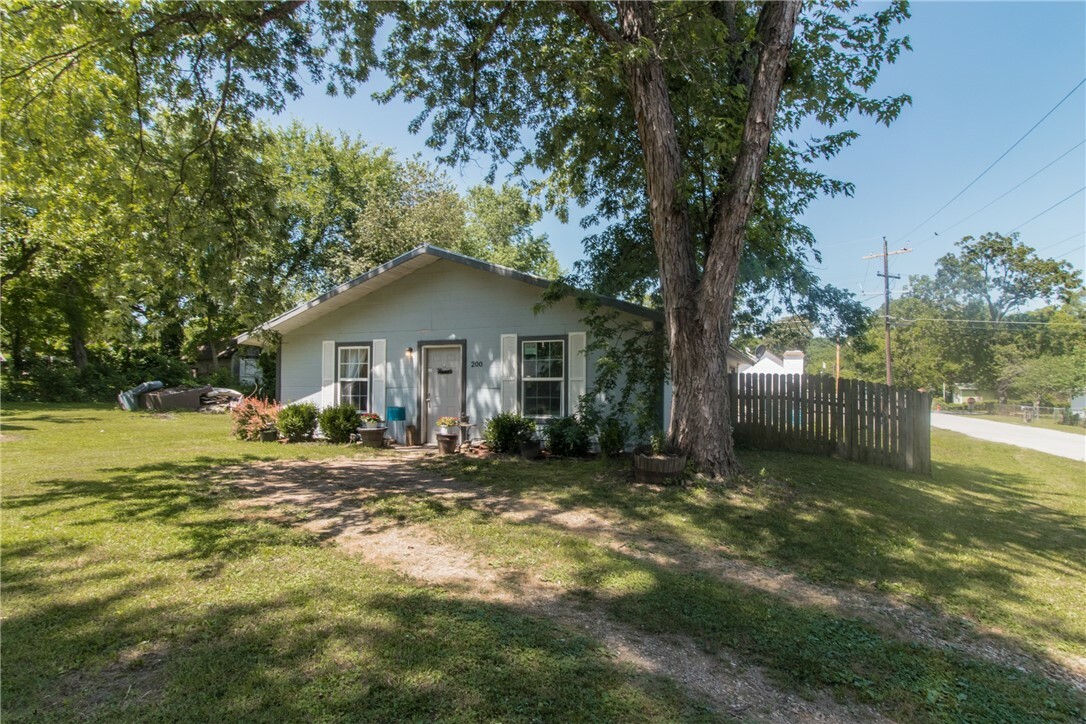 Property Photo:  200 S Black Avenue  AR 72768 