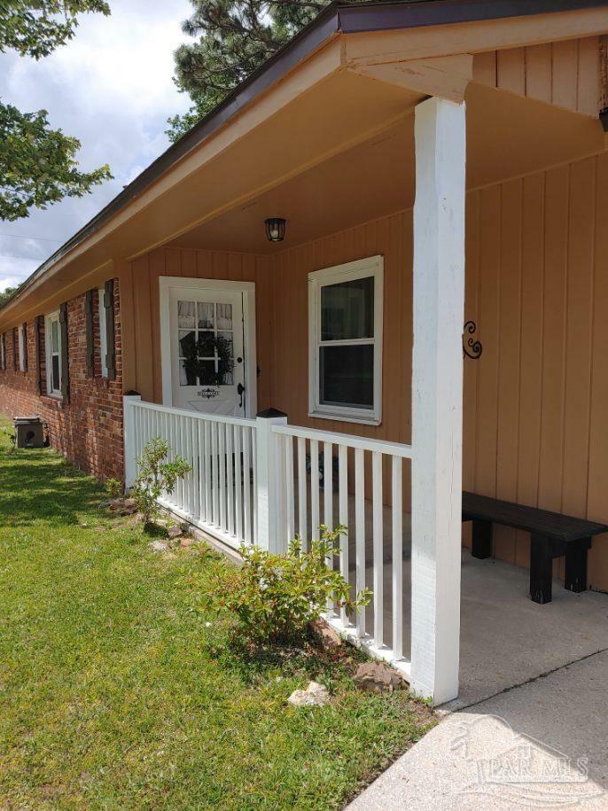 Property Photo: 2958 Swan Ln FL 32504