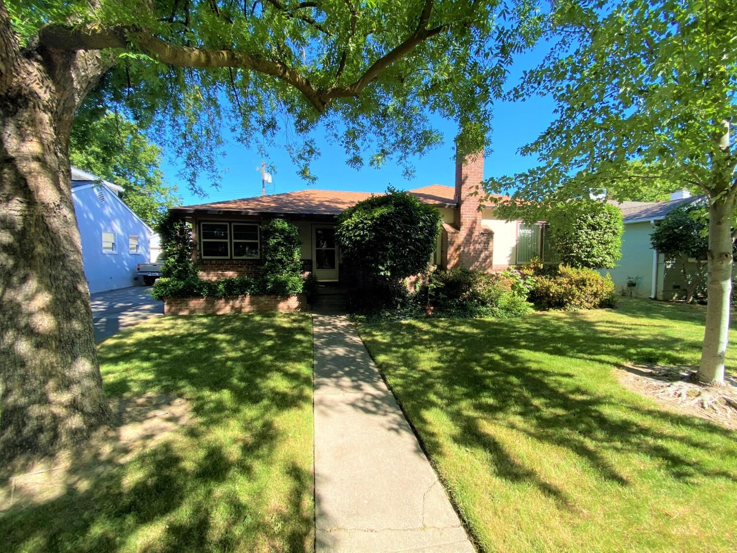 Property Photo: 40 Lupine Way CA 95819