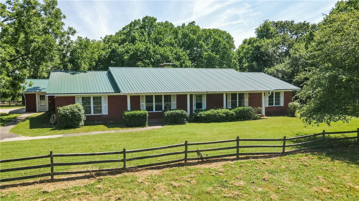 Property Photo:  5202 Eastgate Road  AR 72956 