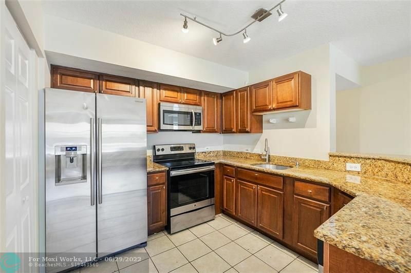 Property Photo:  101 Villa Cir 101  FL 33435 