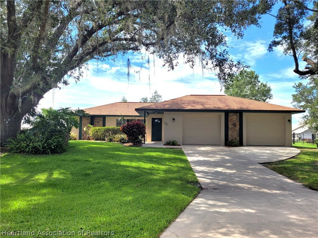 Property Photo:  208 Oak Knolls Circle  FL 33876 