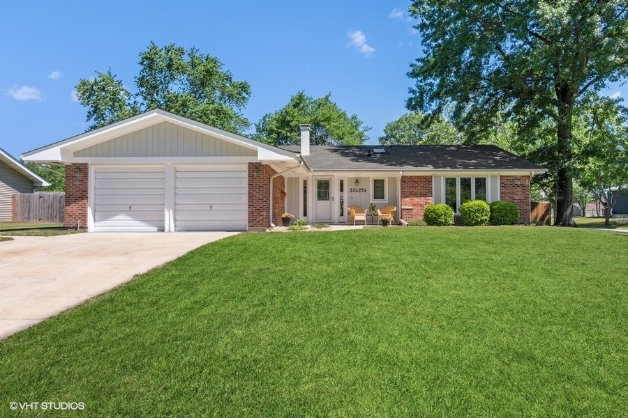 Property Photo: 23W254 Westchester Court IL 60137