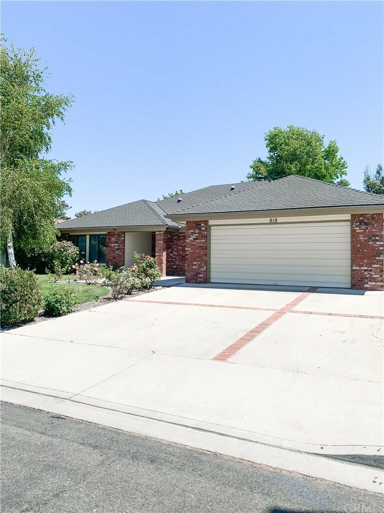 Property Photo:  818 Rain Tree Court  CA 93455 