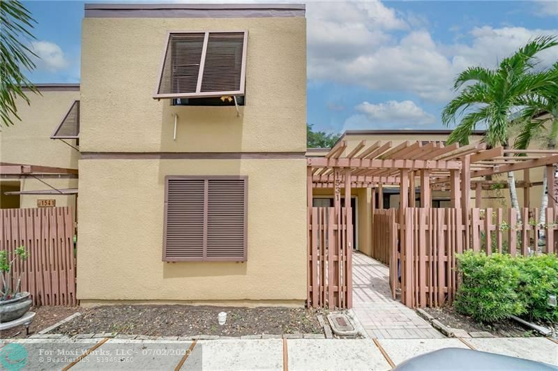 Property Photo: 1531 E Golfview Dr 1531 FL 33026