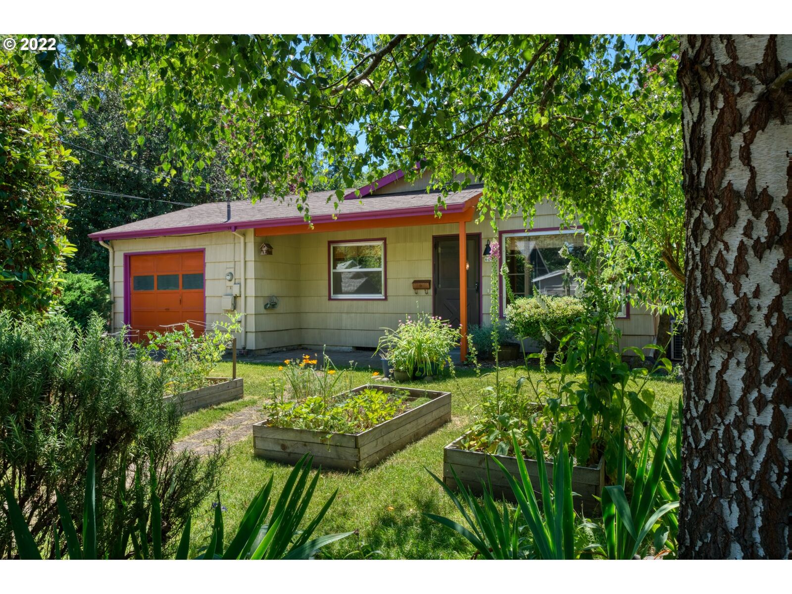 Property Photo:  6010 SE Harold St  OR 97206 