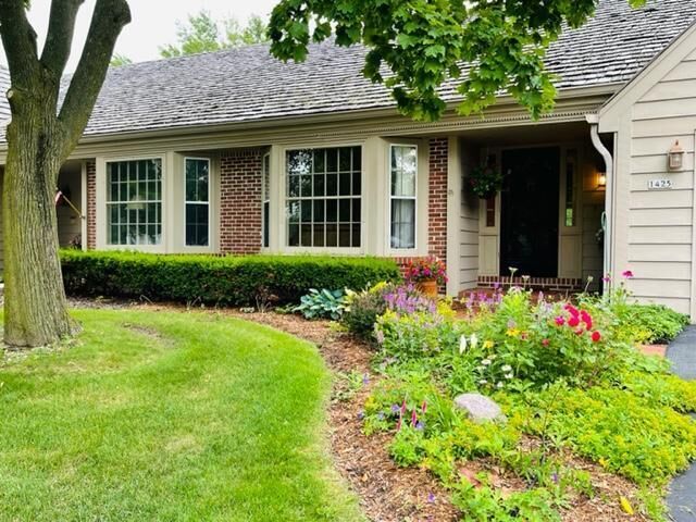 Property Photo:  1425 W Westport Cir  WI 53092 