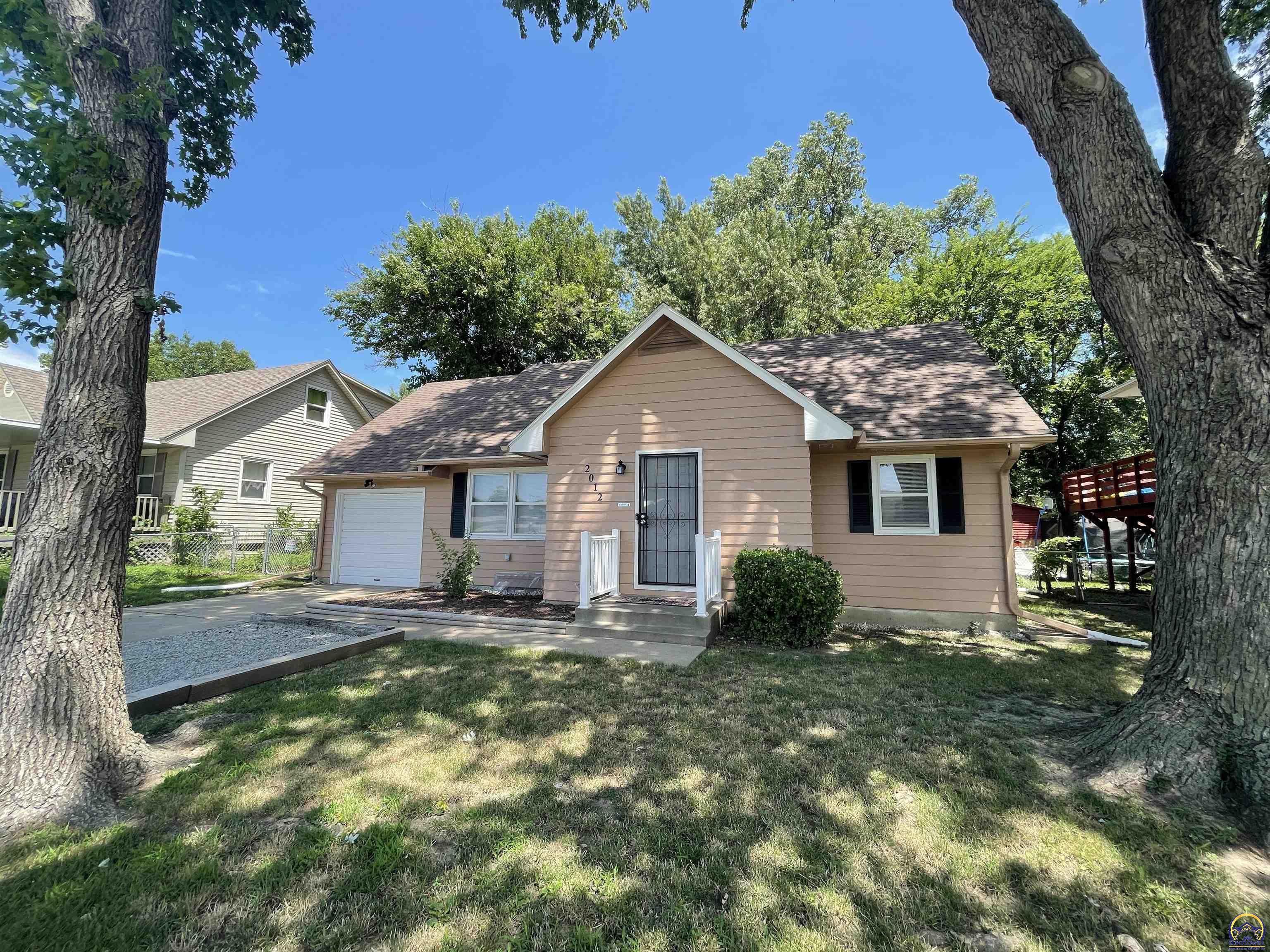 Property Photo: 2012 SW Fairlawn Rd KS 66604