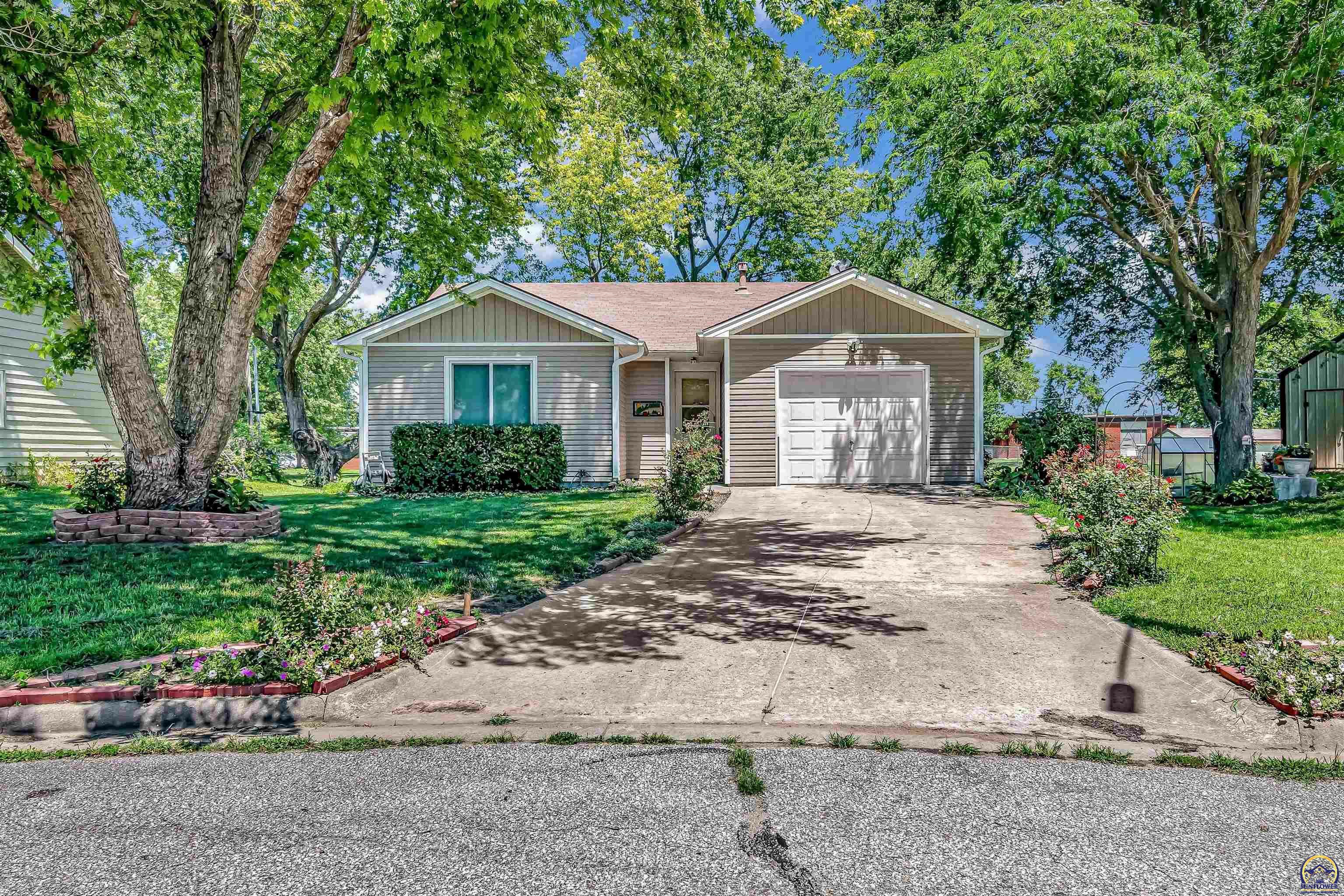 Property Photo:  614 Griswold Ct  KS 66533 