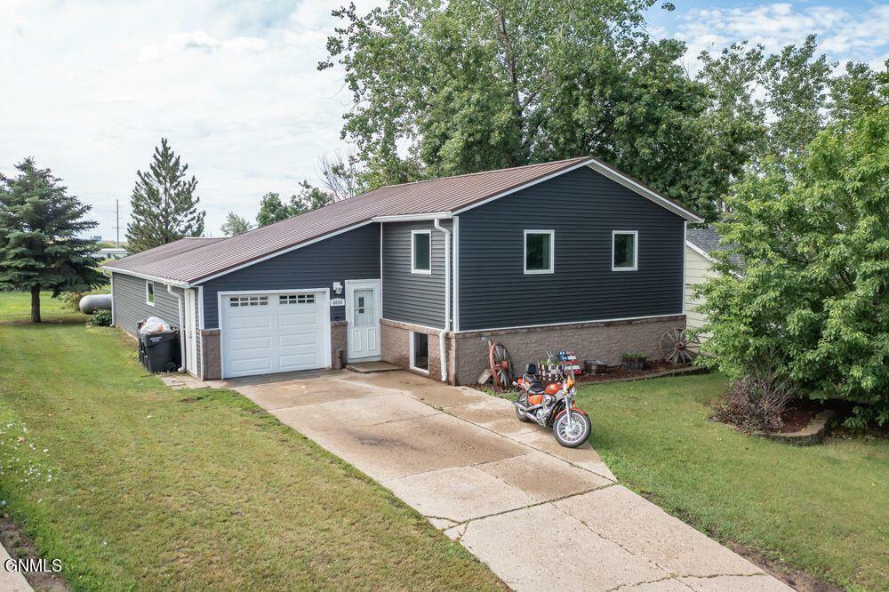 Property Photo:  4600 Roughrider Circle  ND 58554 