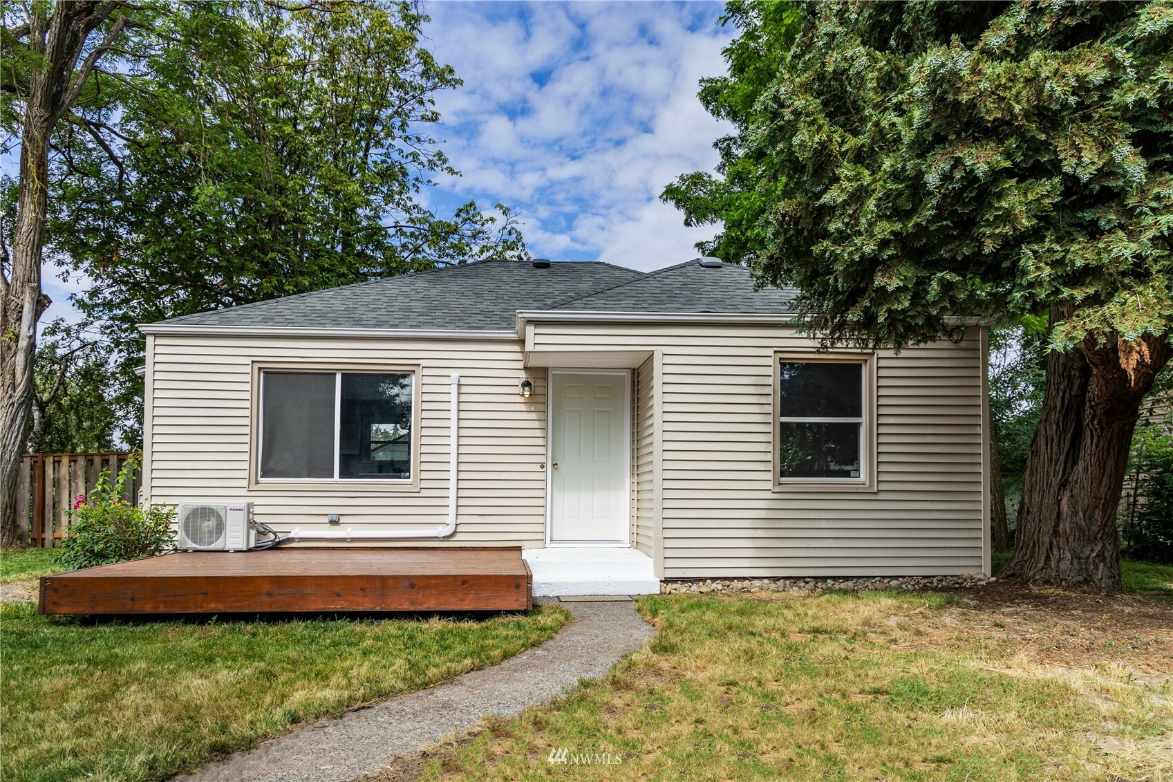 Property Photo:  14655 11th Avenue SW  WA 98166 