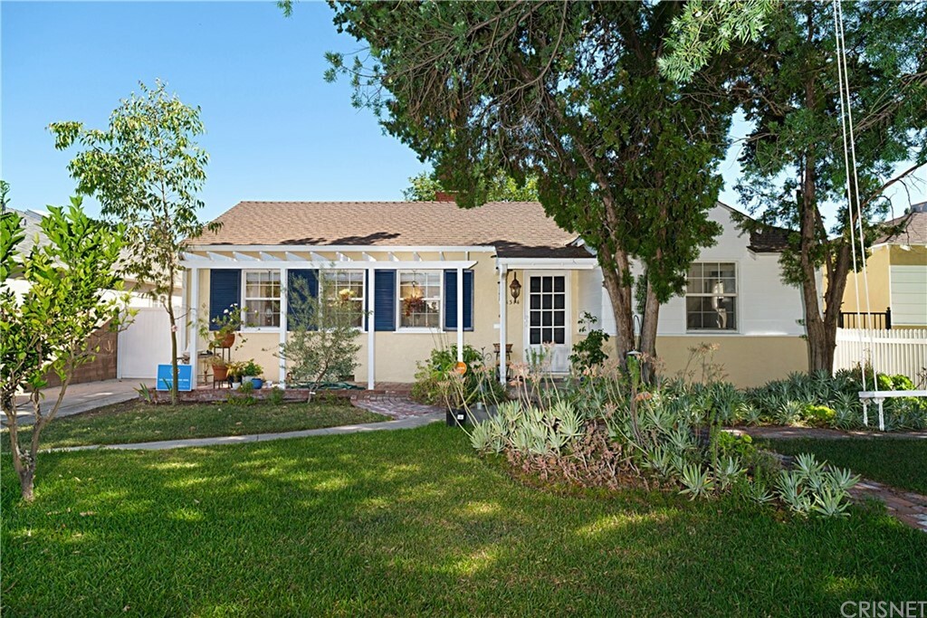 Property Photo:  11314 Delano Street  CA 91606 