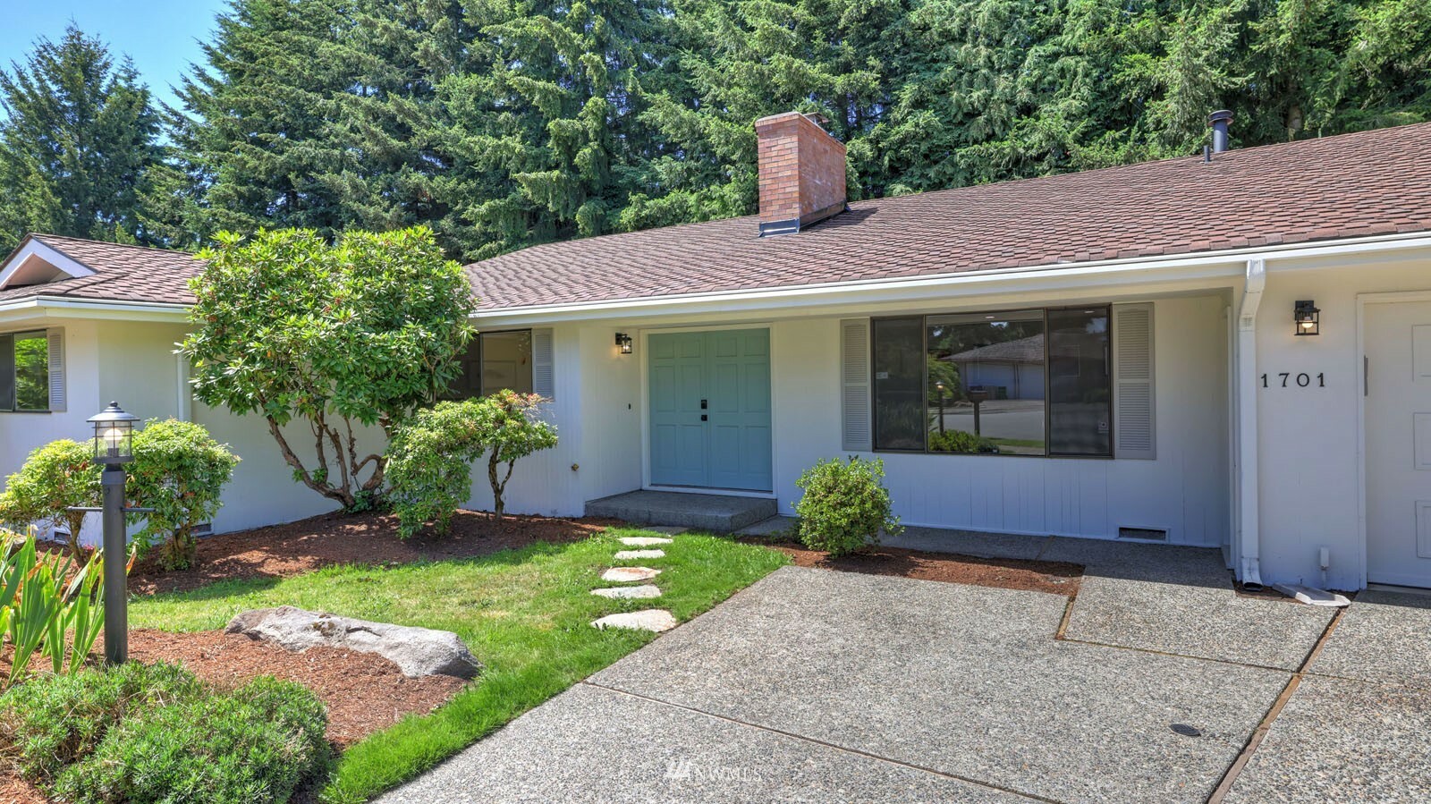 Property Photo:  1701 Kennewick Avenue NE  WA 98056 