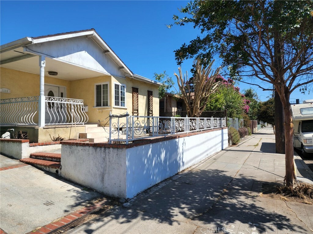 Property Photo:  1216 N Virgil Avenue  CA 90029 