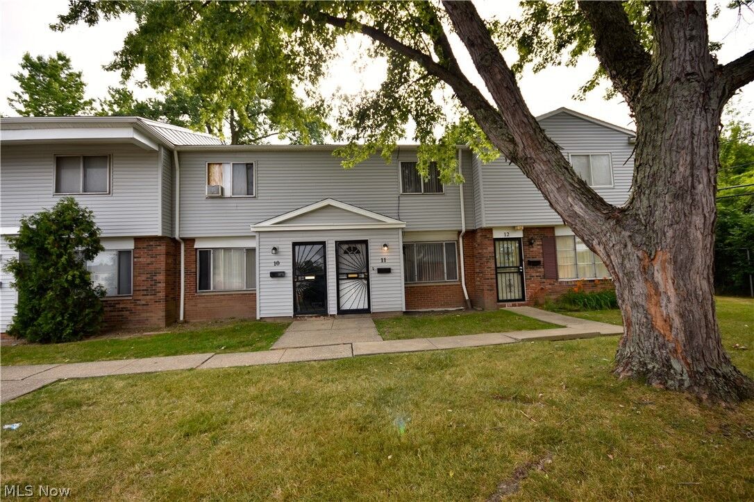 Property Photo:  4662 Country Lane 11  OH 44128 