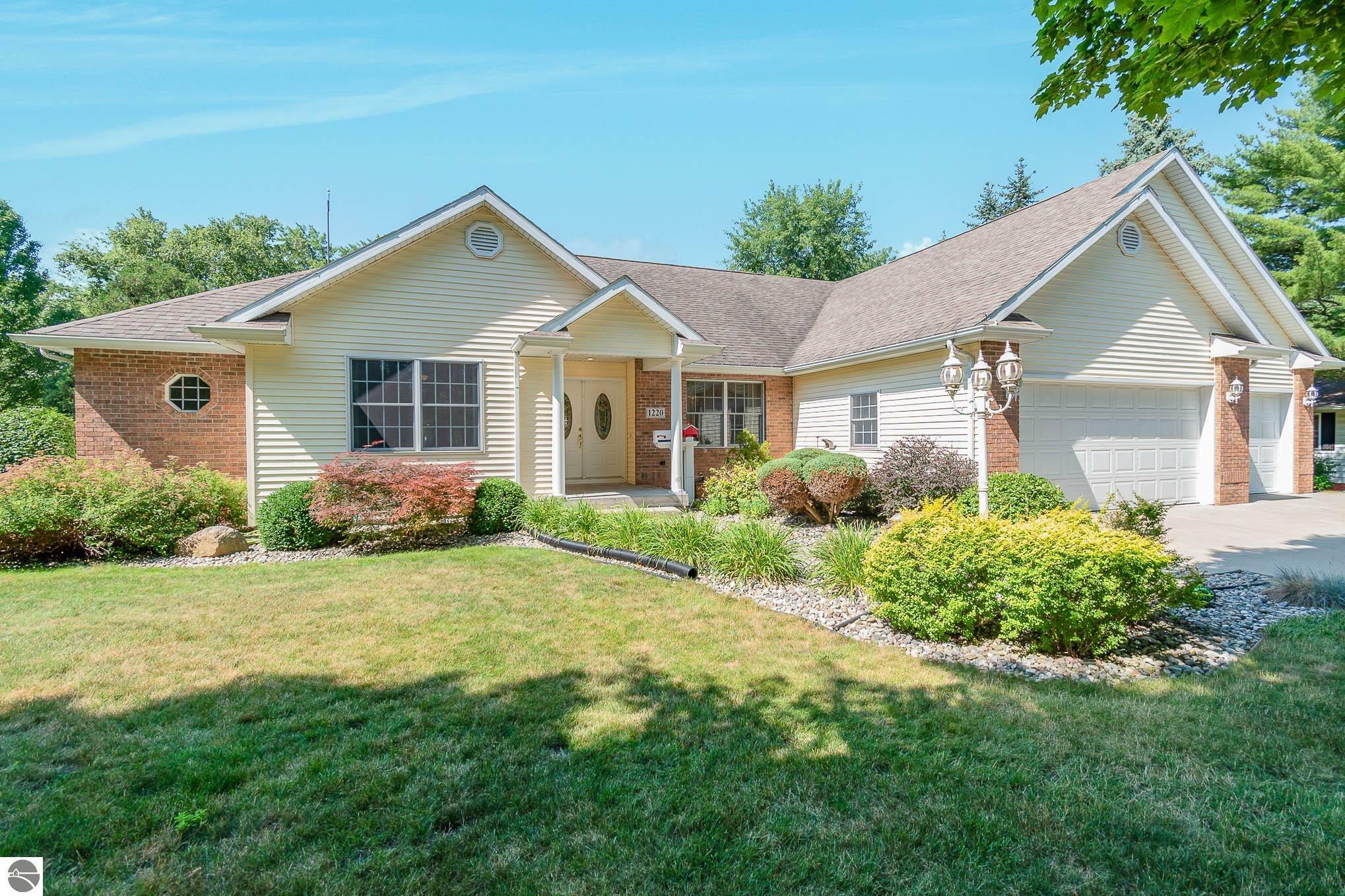 Property Photo:  1220 Glenwood Drive  MI 48858 