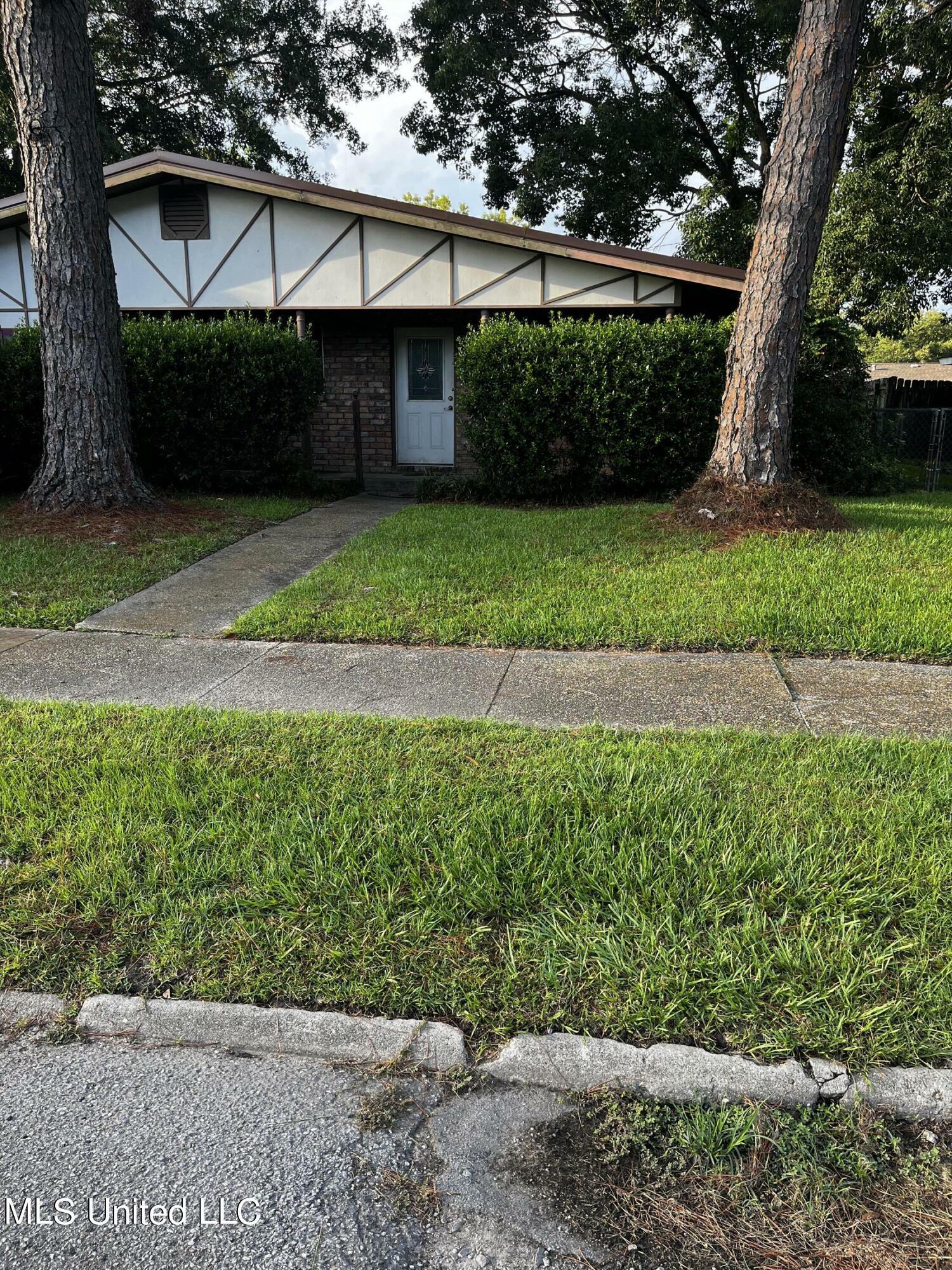 Property Photo:  2302 Fulton Avenue  MS 39567 