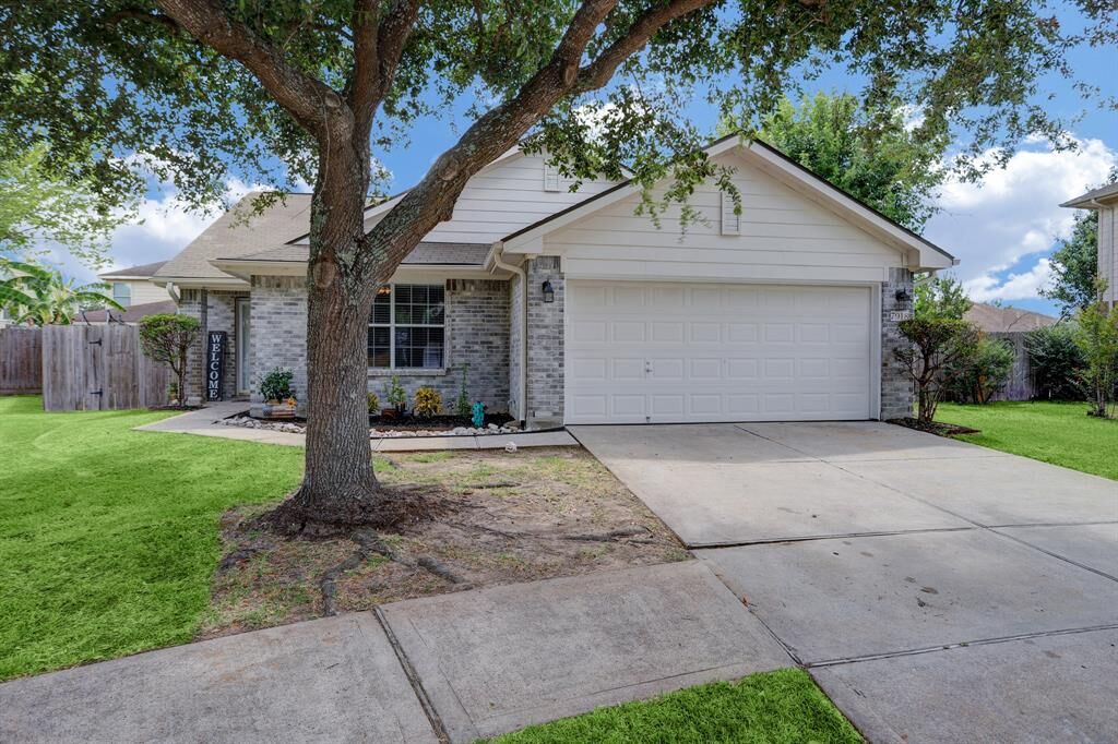 Property Photo: 7918 Autumn Fall Street TX 77523