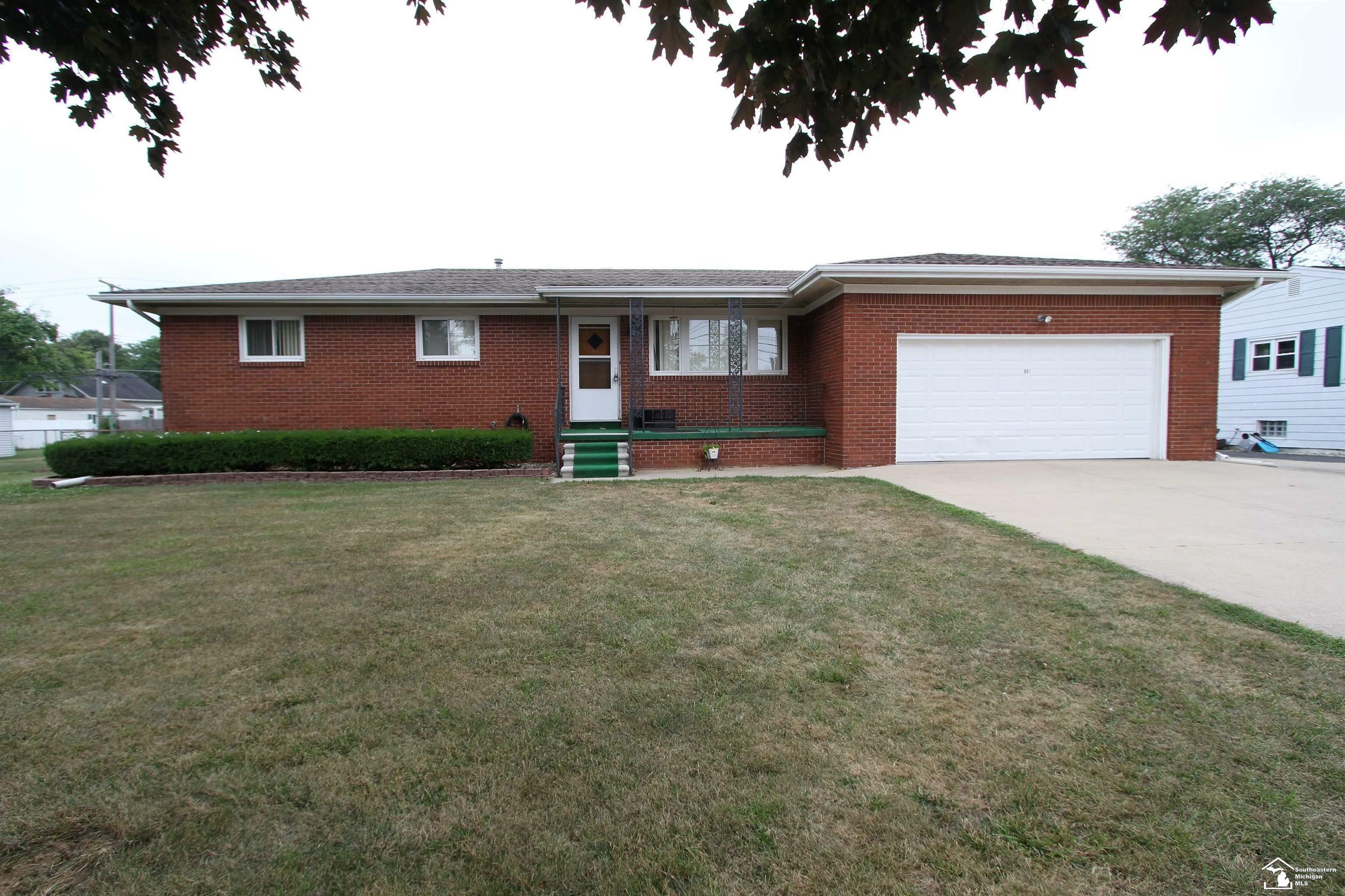 Property Photo:  901 Huber Drive  MI 48162 