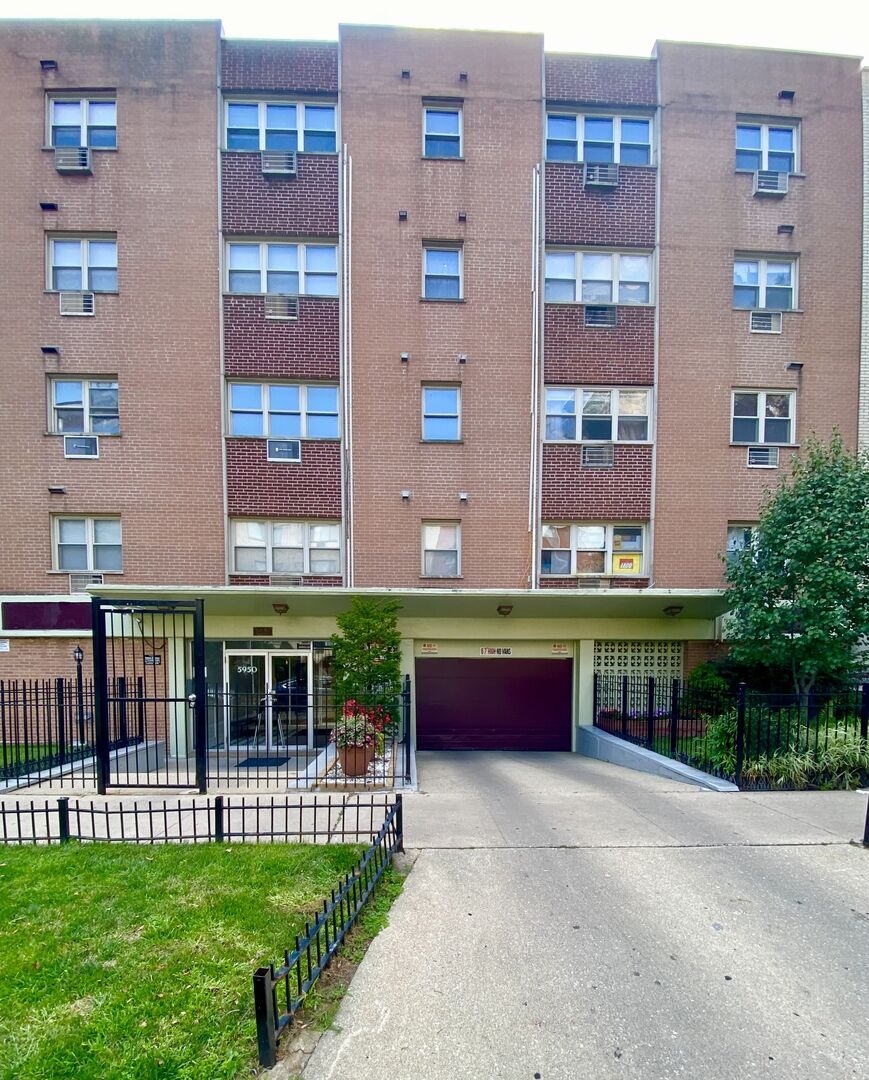 Property Photo: 5950 N Kenmore Avenue 308 IL 60660