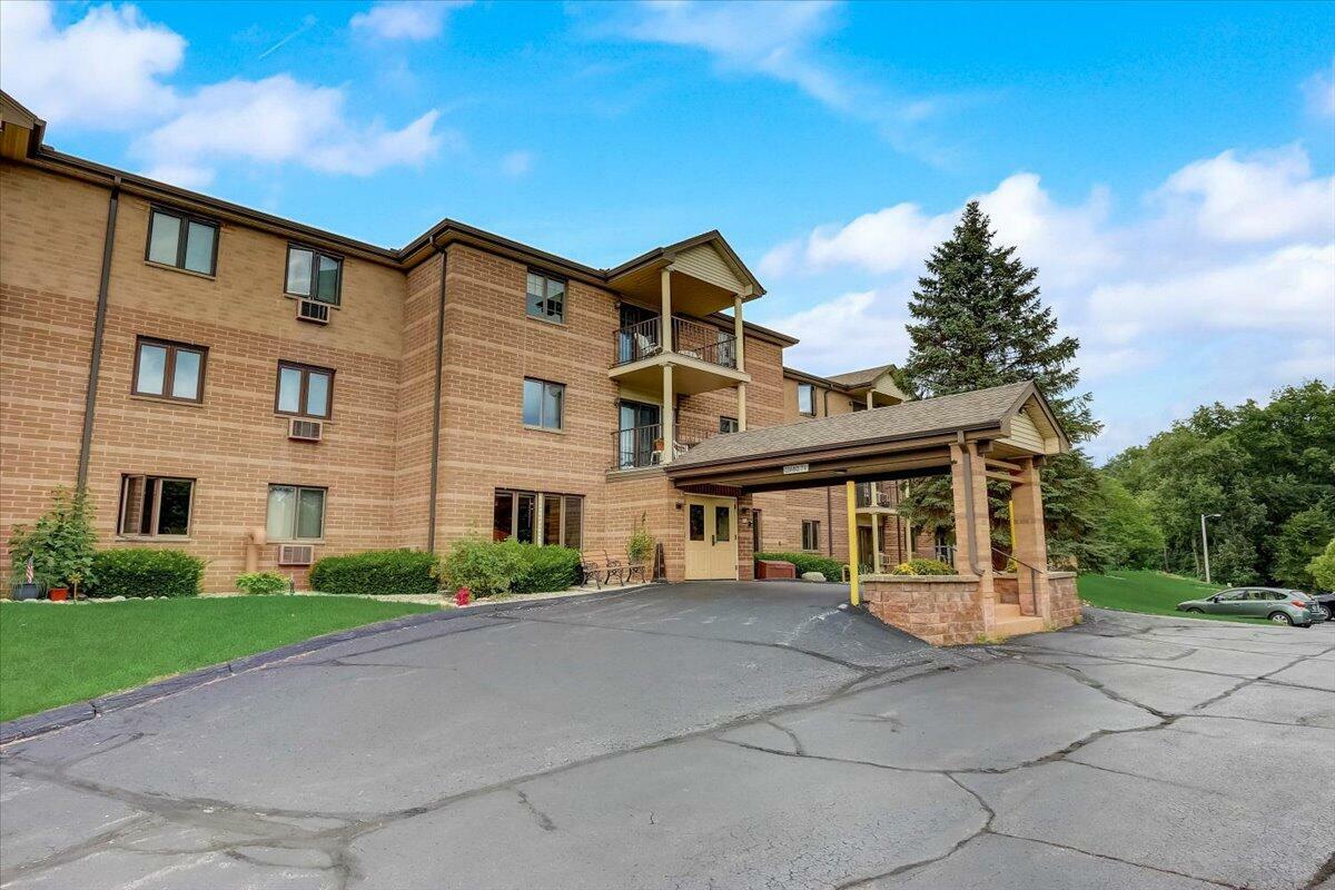 Property Photo:  530 N Silverbrook Dr 234  WI 53090 