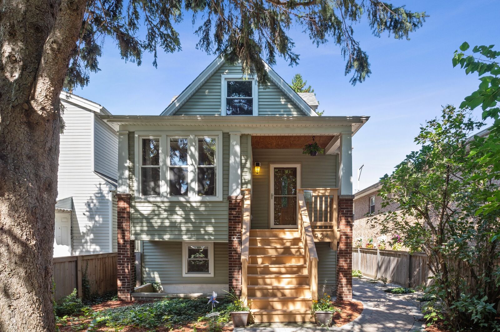 Property Photo:  4924 N Harding Avenue  IL 60625 