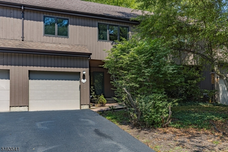 Property Photo:  3 Lynn Ct  NJ 07960 