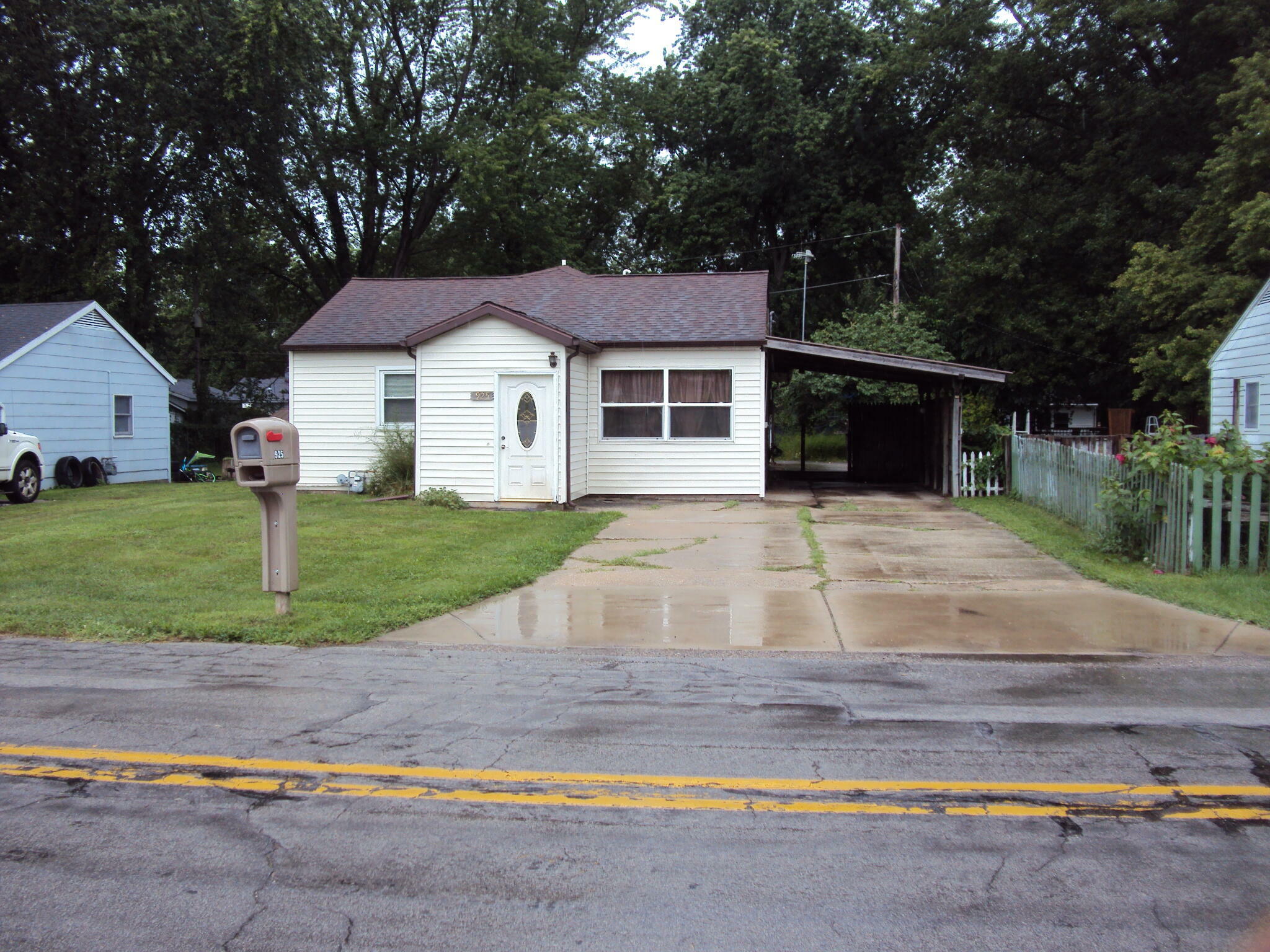 Property Photo:  925 Forest Park Avenue  MI 49098 