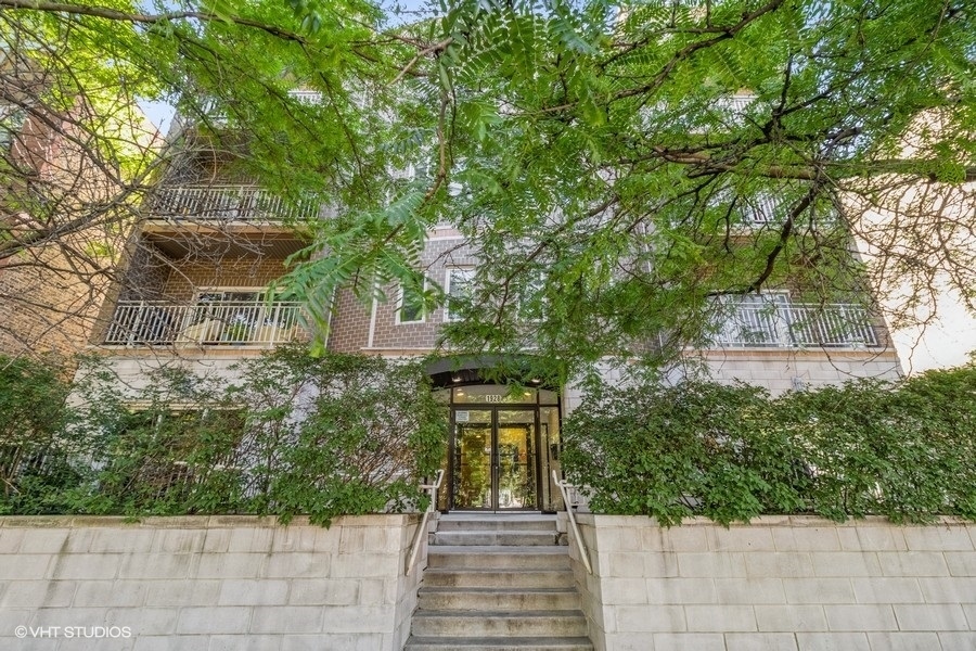 Property Photo: 1928 N Kedzie Avenue 404 IL 60647