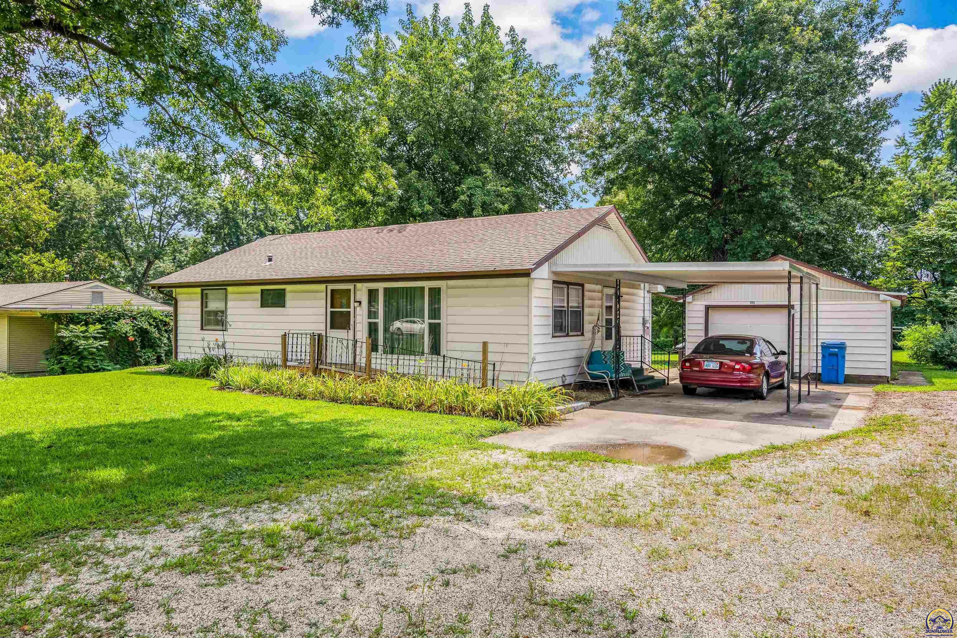 Property Photo:  1205 NW Sunset Ln  KS 66618 